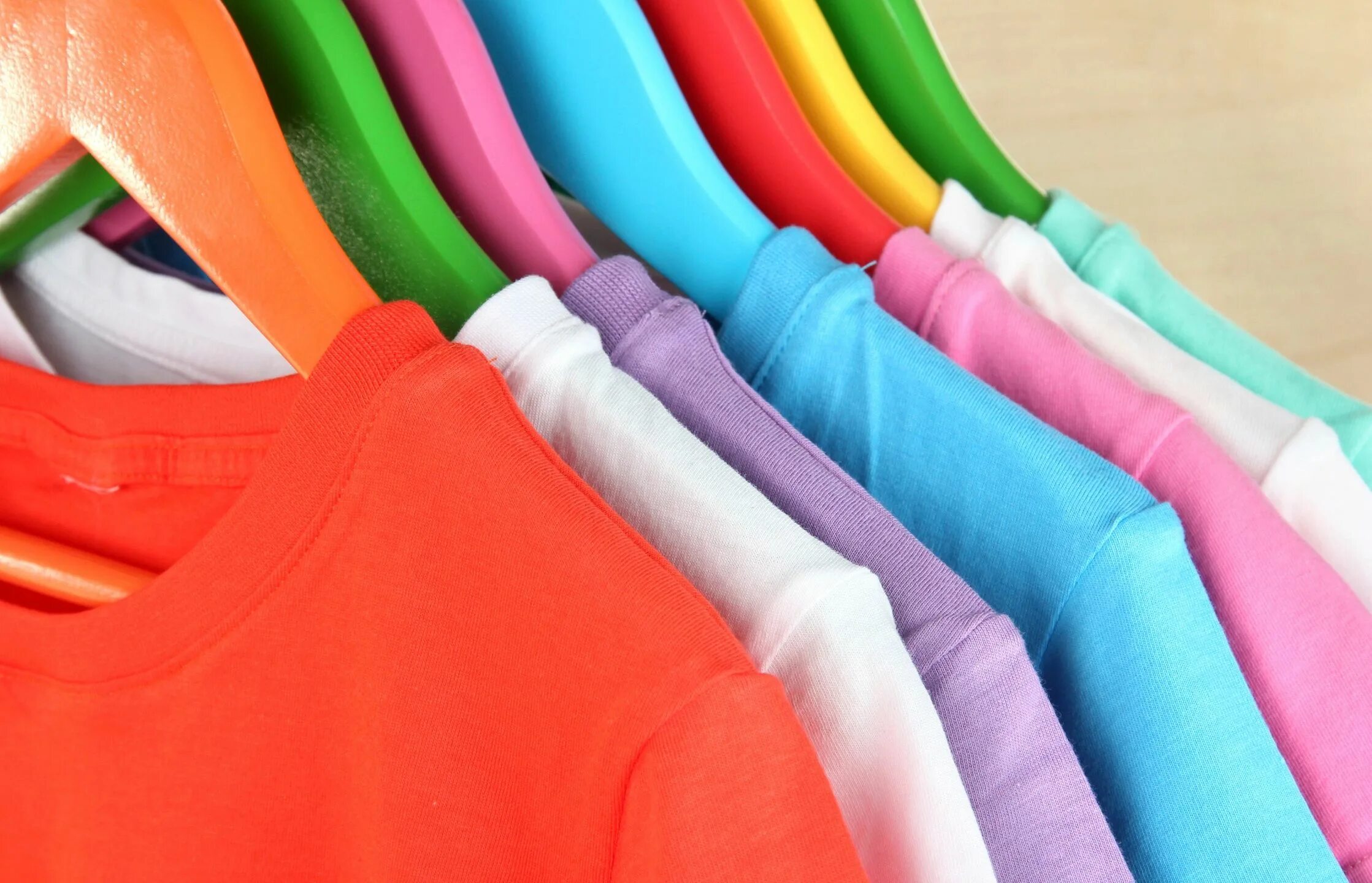 T colors. Одежда на вешалках салатовая. clothes. colored clothes. colors and clothes.
