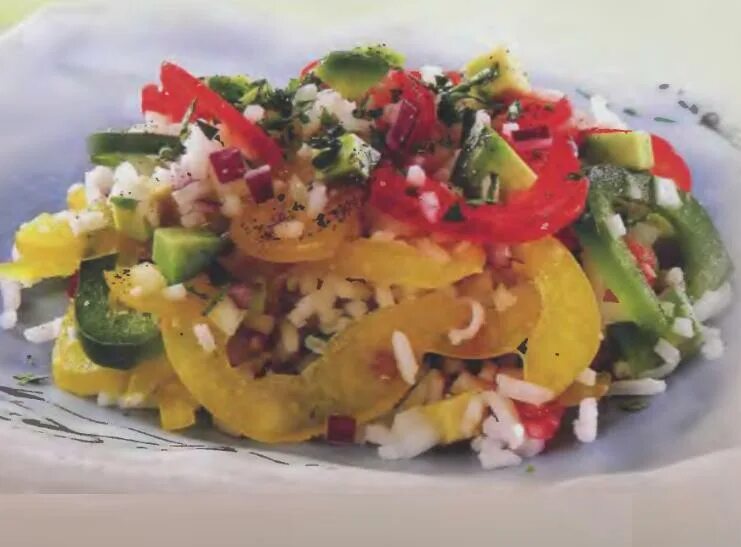 Салат с рисом на зиму с овощами с помидорами. Заготовки на зиму с рисом. Салат рис перец помидор. Закуска овощная с рисом на зиму. Салат рис перец помидор.