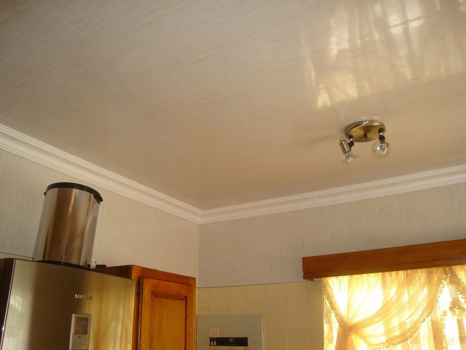 Газовая колонка натяжной потолок. Пластиковый потолок на кухне. ПВХ потолок на кухне. Потолок из ПВХ на кухне. Пластик на потолок в кухню.