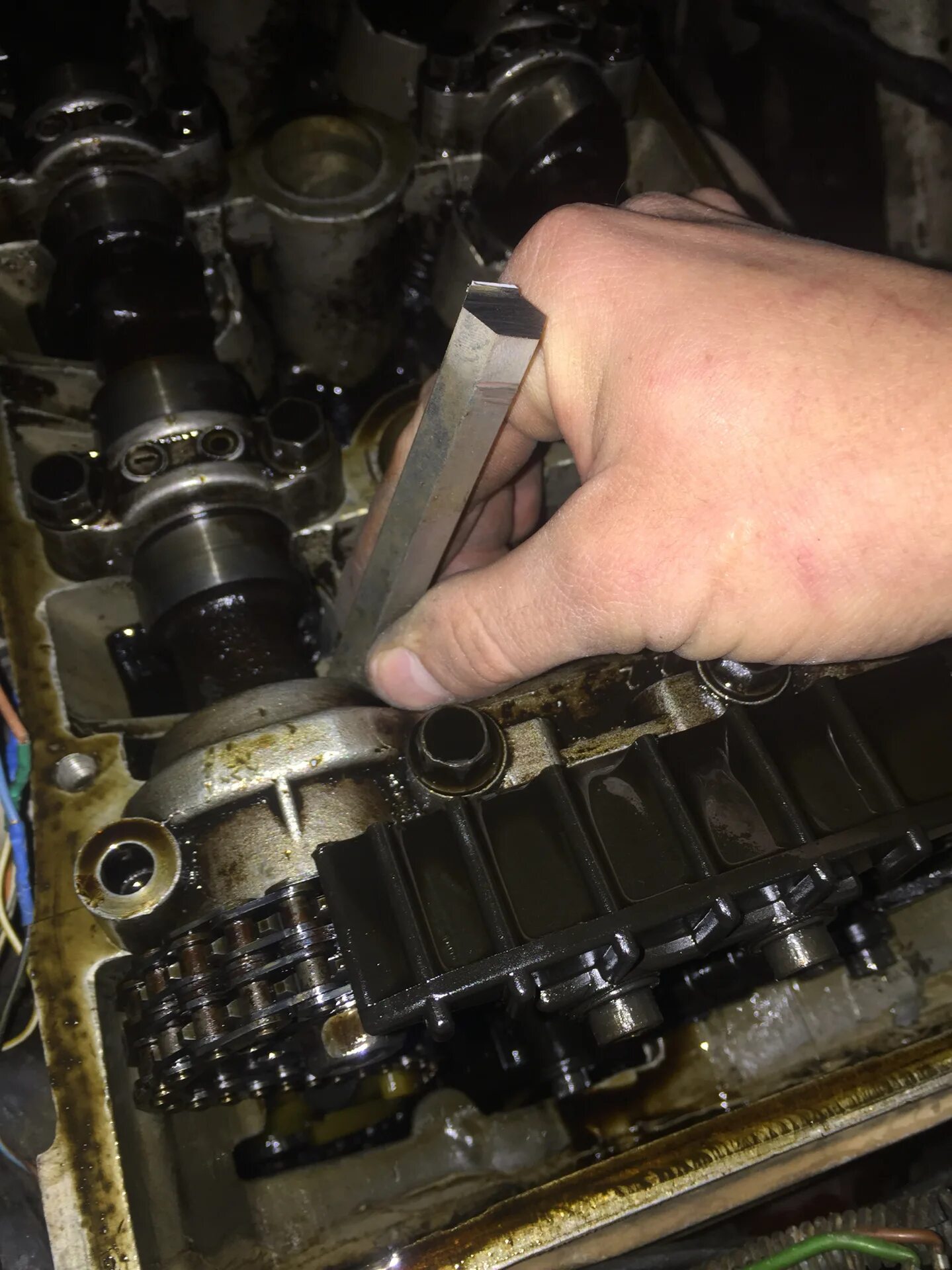 Removal and installation of a head of the block of cylinders (Audi 100 C3, 1982-