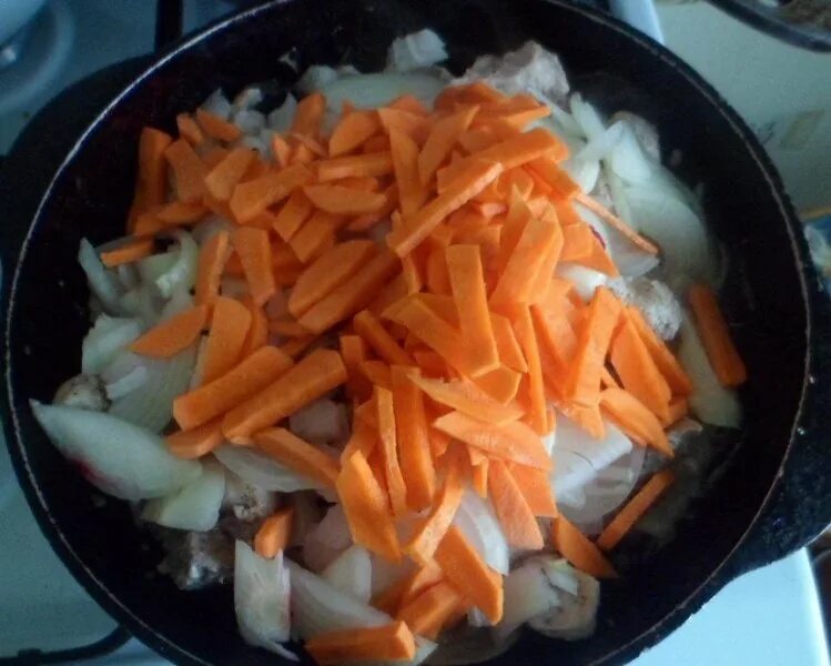 Подлив лук морковь сметана. Нарезка моркови для гуляша. Свинина с морковью и луком. Как резать морковь на гуляш. Морковь кубиками в гуляш.