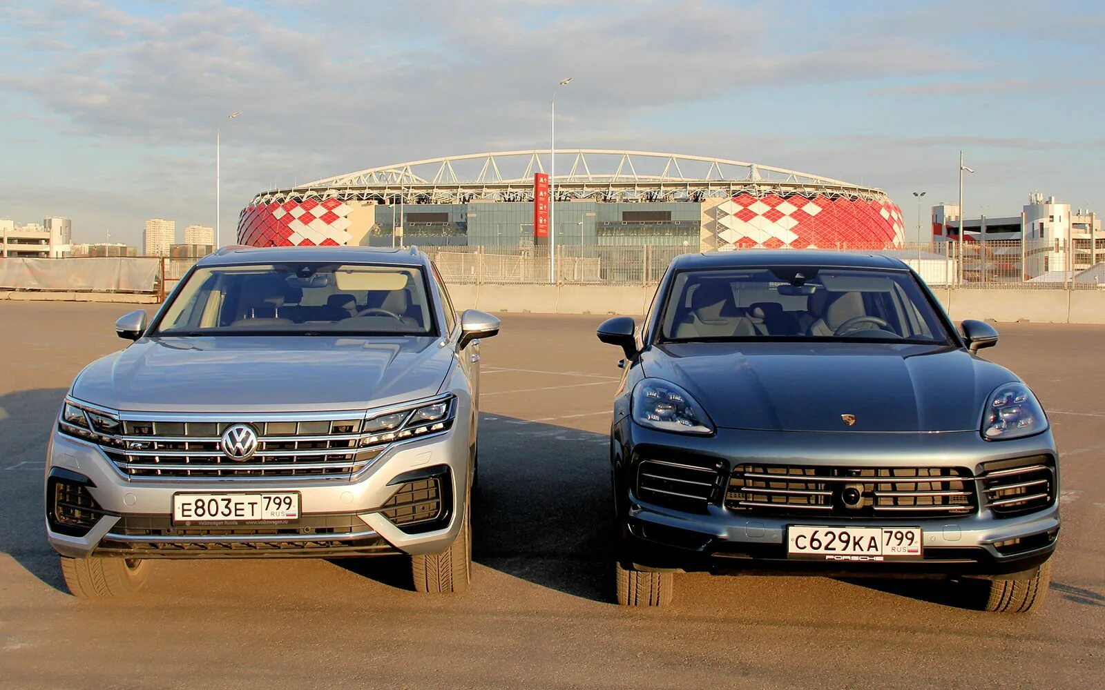 Порше Кайен и Фольксваген Туарег. VW Touareg Porsche Cayenne. VW Touareg vs Porsche Cayenne. Порше Туарег Туарег Кайен. Porsche volkswagen