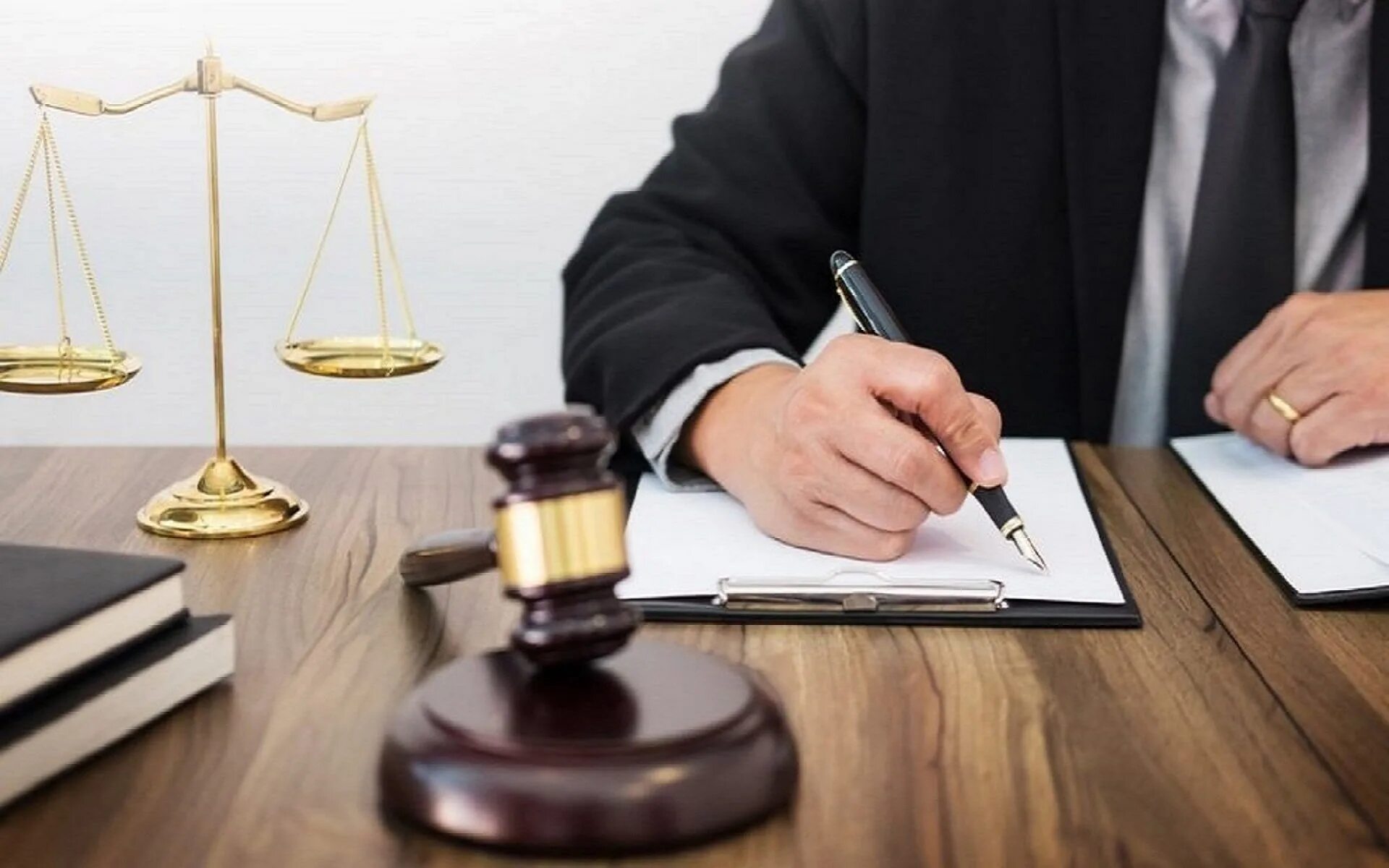 Услуги юриста. Юрист картинки. Услуги юриста. Юридическая помощь требование. Юрист в суде.