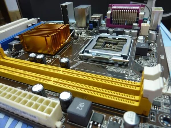 Какую выбрать материнскую. How does a motherboard work?. Зеон процессор материнка. Материнская плата стоковое фото. Какую выбрать материнскую.