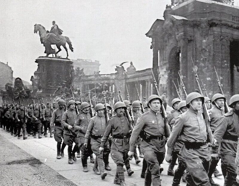 Военные фотографии победа. Парад победителей 1945 в Берлине. Парад 9 мая 1945 в Берлине. Парад 7 сентября 1945 г в Берлине. ВОВ парад Победы 1945.