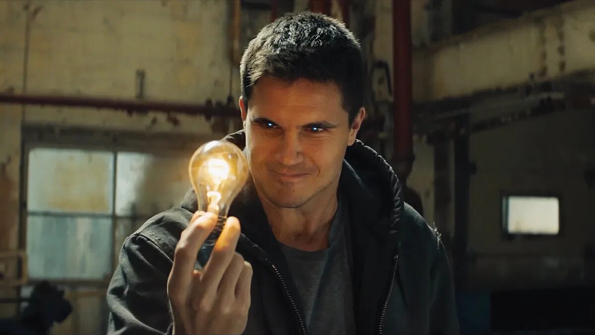 Код 8 час 1. Робби Амелл код 8. Код 8 Robbie Amell.