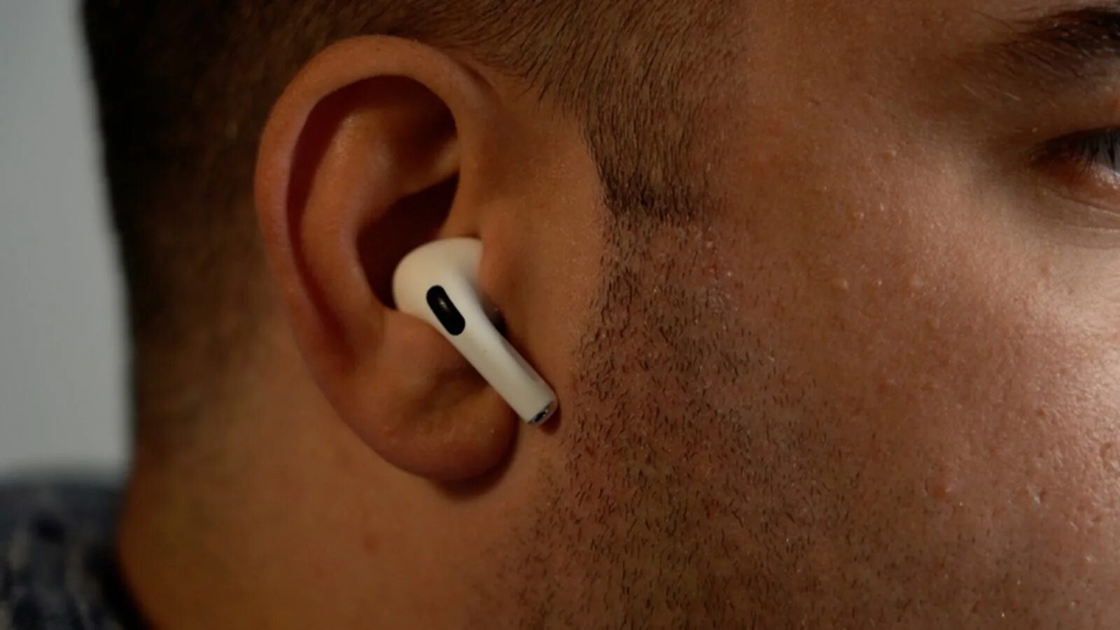 Airpods на русском языке. Наушники Apple Earpods Pro 2. Apple AIRPODS Pro. Apple AIRPODS 2 В ухе. Apple AIRPODS Pro на человеке.