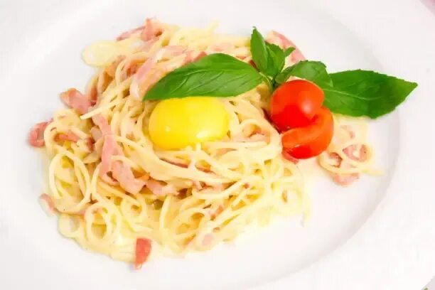 фетучини карбонара. карбонара паста с беконом и яйцом сливками. тальолини карбонара. карбонара с беконом и желтками. карбонара с яйцом и беконом.