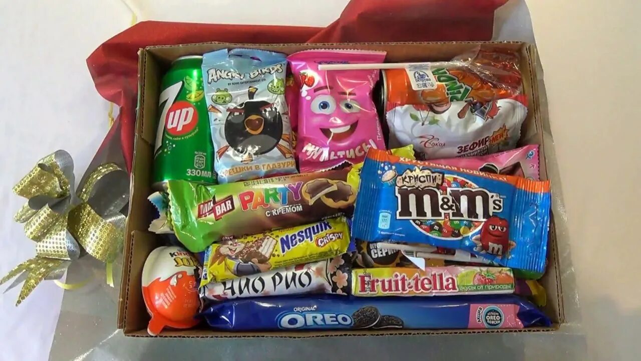 Много вкусняшек в коробке. Много сладостей в коробке. Много конфет. Куча конфет и сладостей в коробке. В коробке лежат конфеты 4 вкусов