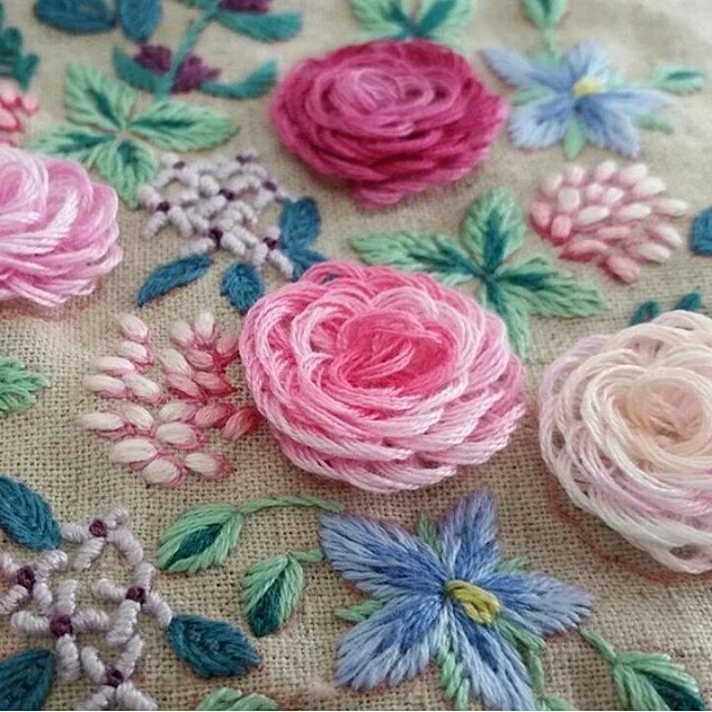 Техника вышивки цветов. Объемная вышивка. Вышивка объемных цветов. Вышитые объемные цветы. Бразильская объемная вышивка.