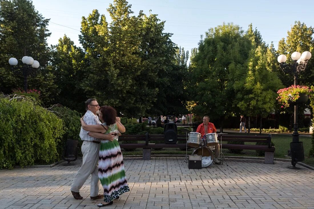 Донецк жив. Донецк жив. Мемориал в донецке. Мемориал в донецке. Донецк 2013 год центр.