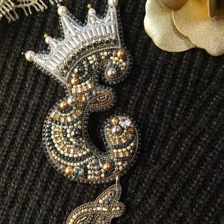 Брошь из бисера буква. Буквы бисером брошь. Буквы бисером брошь. Буквы бисером брошь. Броши вышитые бисером буквы.