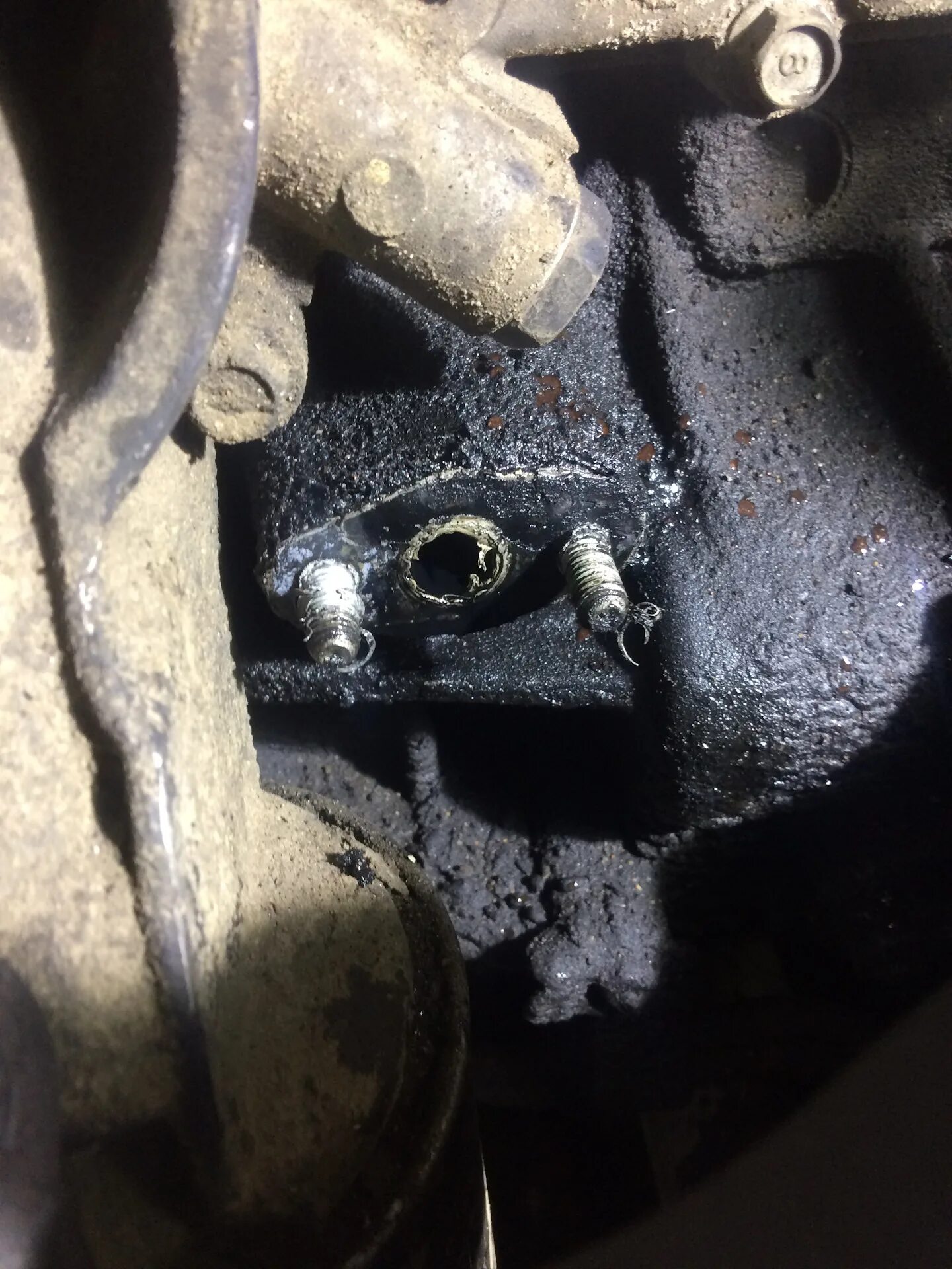 Ямз 238 турбо масло в выпускном коллекторе. Течь масла ямз. Ауди 80 1. Течь масла под бампером 6 джи 72. Газонокосилка течь масла.