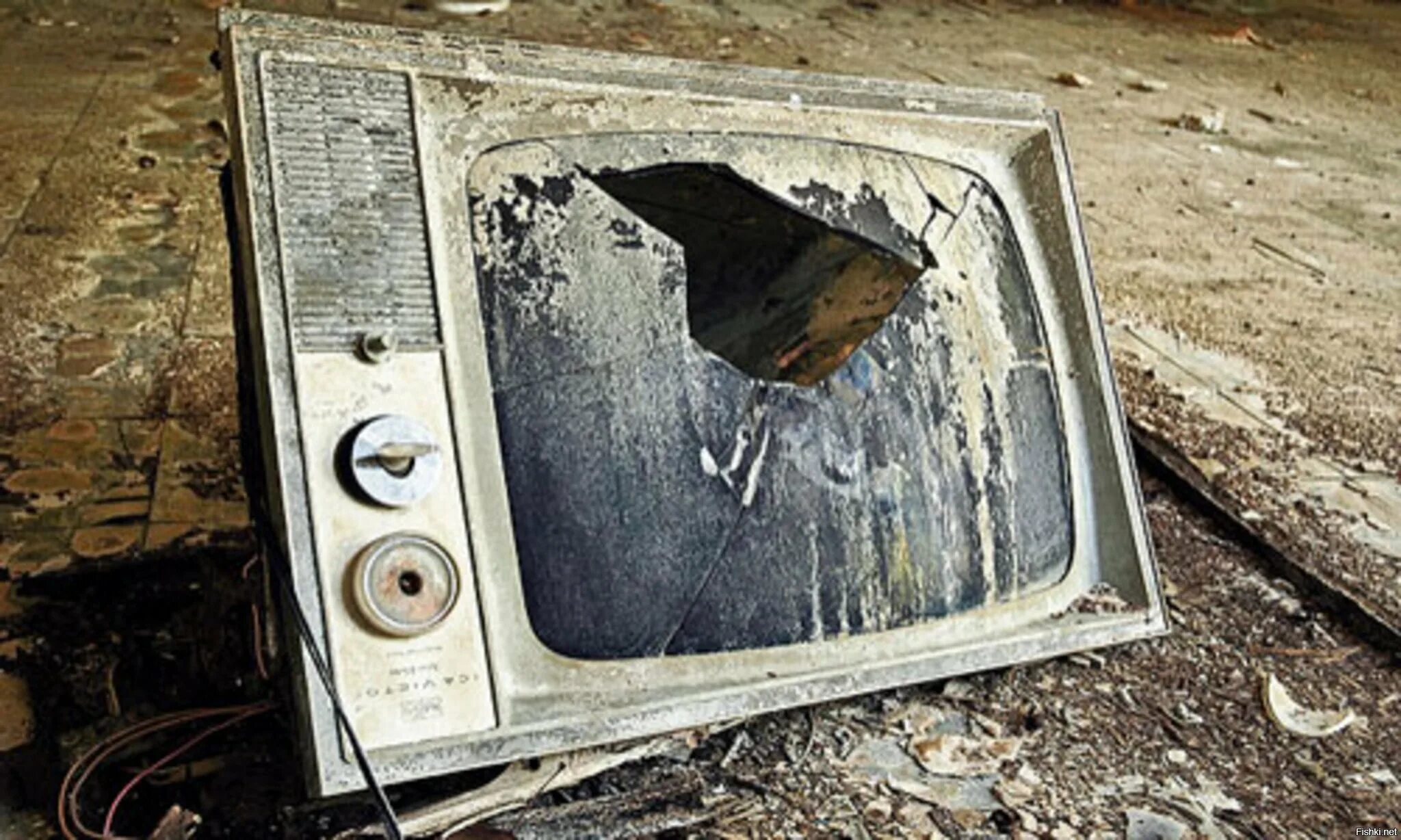 Телевизор сломался буду. Старый телевизор. Разбитые телевизоры. Старый сломанный телевизор. Заброшенный телевизор.