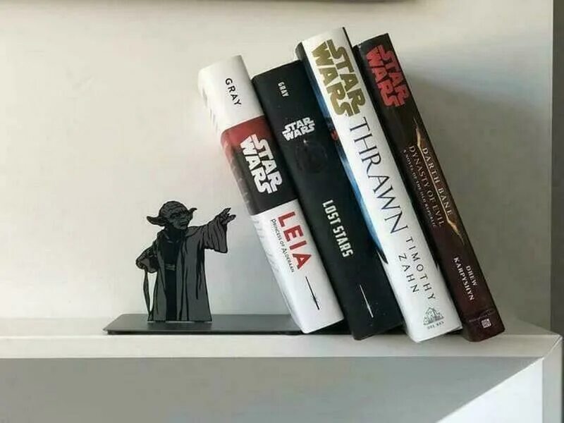 Как называется полка для книг. Star wars подставка для книги. держатель для книг стар варс. держатель для книг на полке. оригинальные подставки для книг.