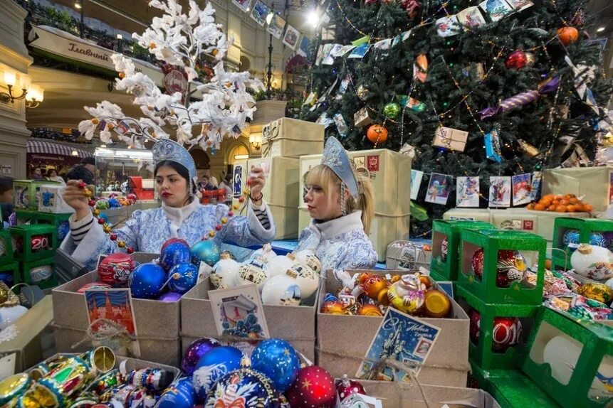 Склад с новогодними игрушками. Елочные игрушки в супермаркете. Елочные игрушки в ГУМЕ. Магазин елочных игрушек в Москве. Склад новый год