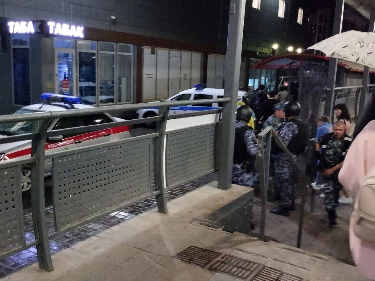 Расстрел полицейских в москве. Полицейский расстрелял. оцепление в москве. поезд метро. задержка поезда.