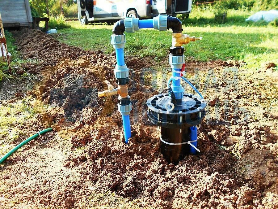 Можно поливать водой из скважины. Двойная обсадка скважины. Оголовок водозаборной скважины. Обустройство водяной скважины. Обустройство скважины для полива.