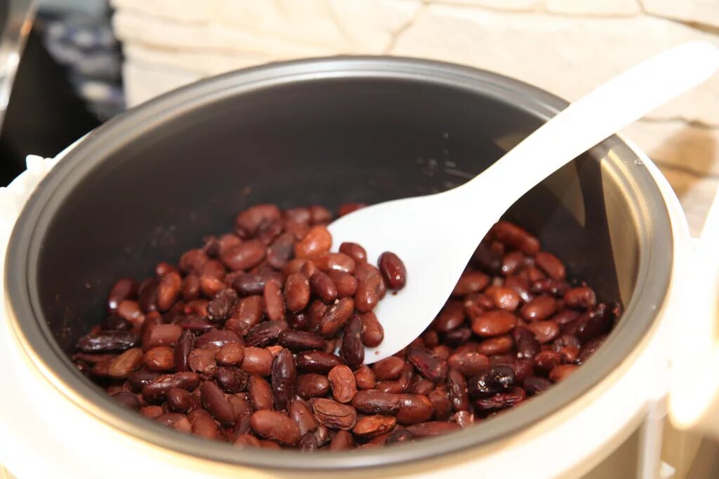 Замоченная красная фасоль. Красные блюда. Фасоль в кастрюле. Борщ. Как сварить говядину для борща со сменой воды.