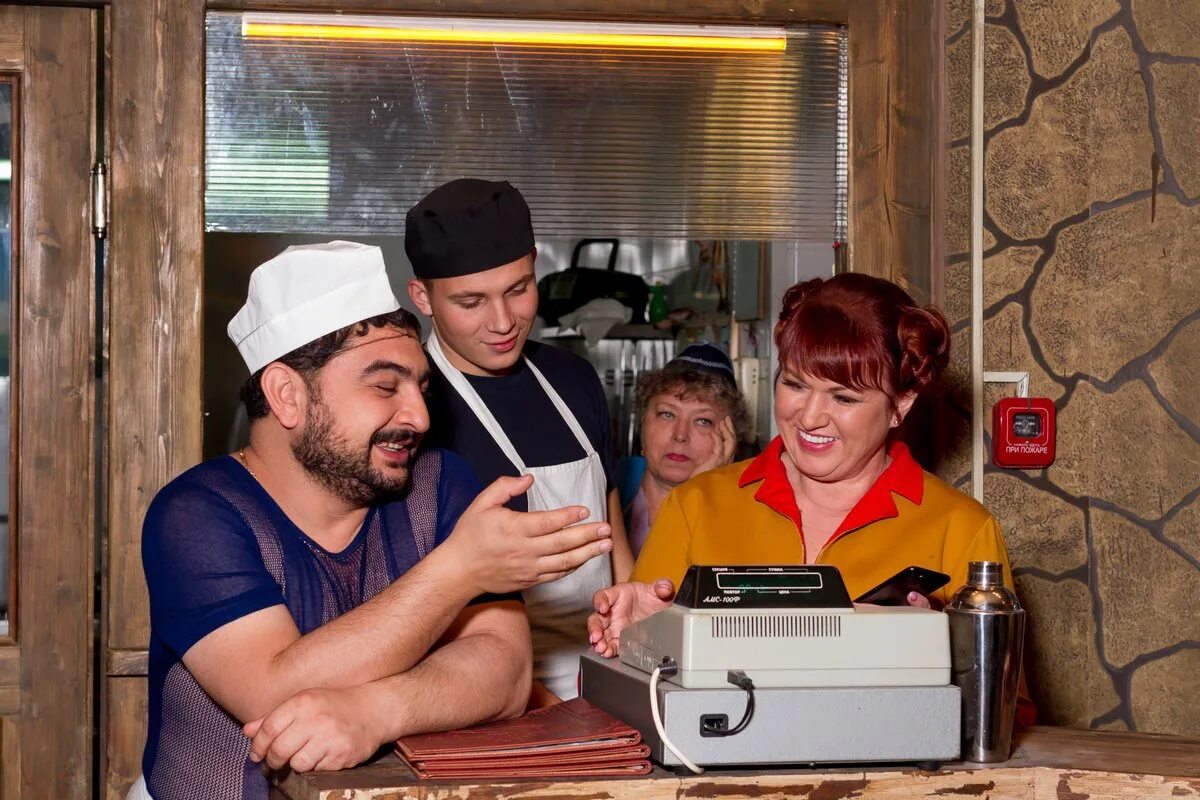 2 девицы с картунковой. 2 девицы с картунковой