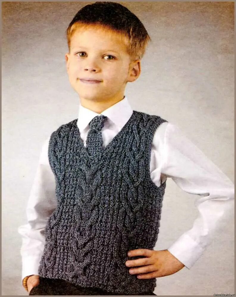 Вязаные жилеты для мальчиков спицами. Вязаные жилеты для мальчиков спицами. Жилетка для мальчика спицами. Вязанная жилеика для мальчмка. Вязаные жилеты для мальчиков спицами.