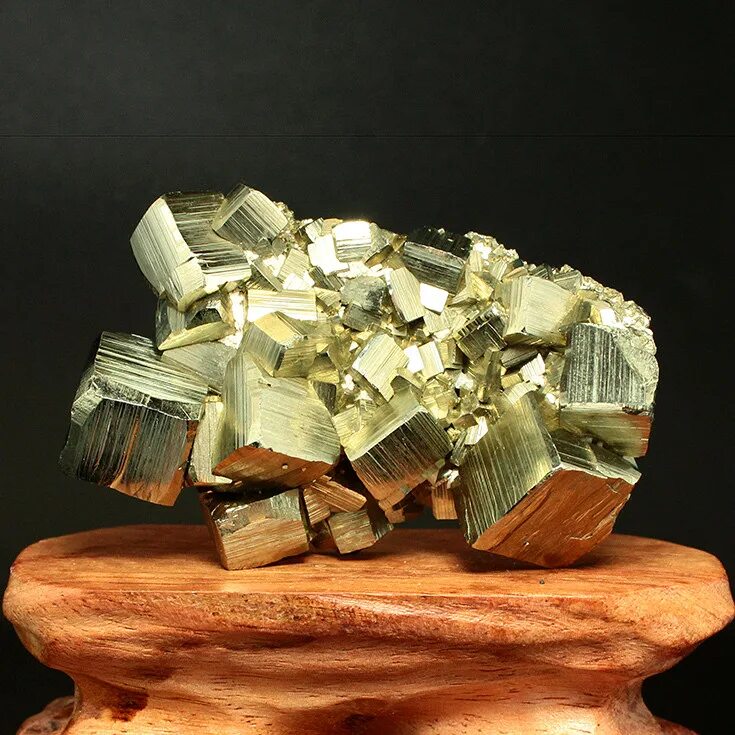 Кусок руды. Куска руды. Фосфорит минерал. Железняк магнетит. Касситерит минерал.