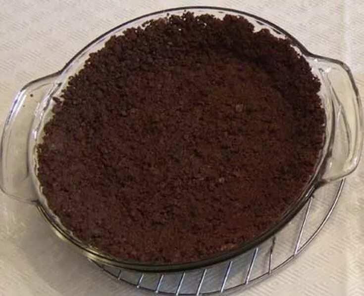 Choco Crumbs Черноголовка. Печенья чёрные с крошкой Баунти. Crumble crust. Чёрное печенье с белым кремом сверху посередине с шоколадной крошкой.