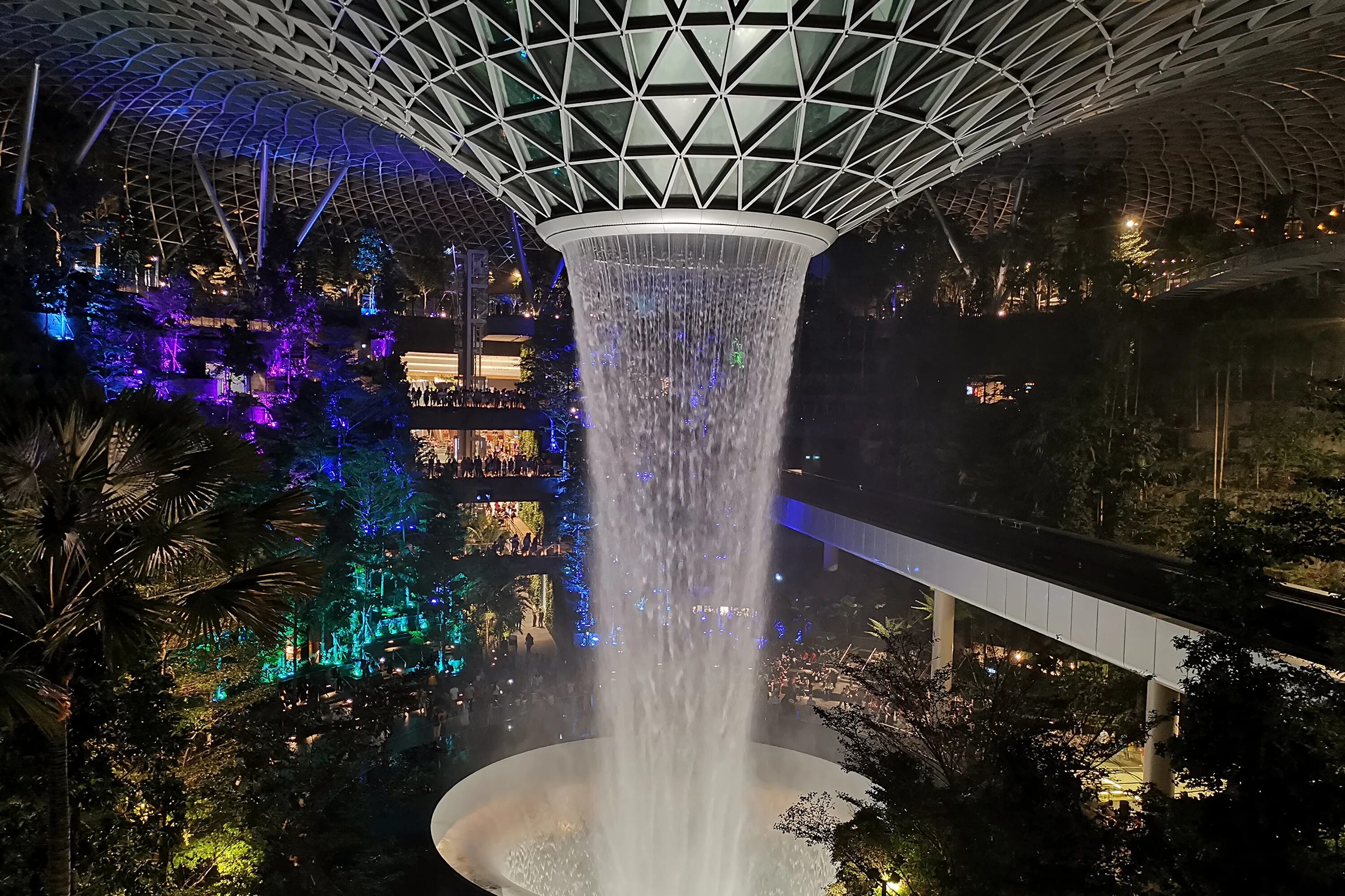 Чанги сады. Сингапур Changi Airport. Сингапур аэропорт Чанги водопад. Аэропорт Jewel Changi, Сингапур. Аэропорт в Сингапуре с водопадом.