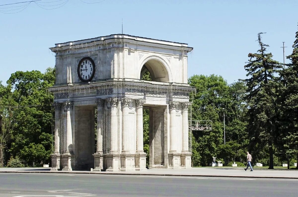 Кишинев про. Арка Победы Кишинёв. Триумфальная арка в Молдавии. Триумфальная арка Кишинев. Молдавия Кишинев достопримечательности.