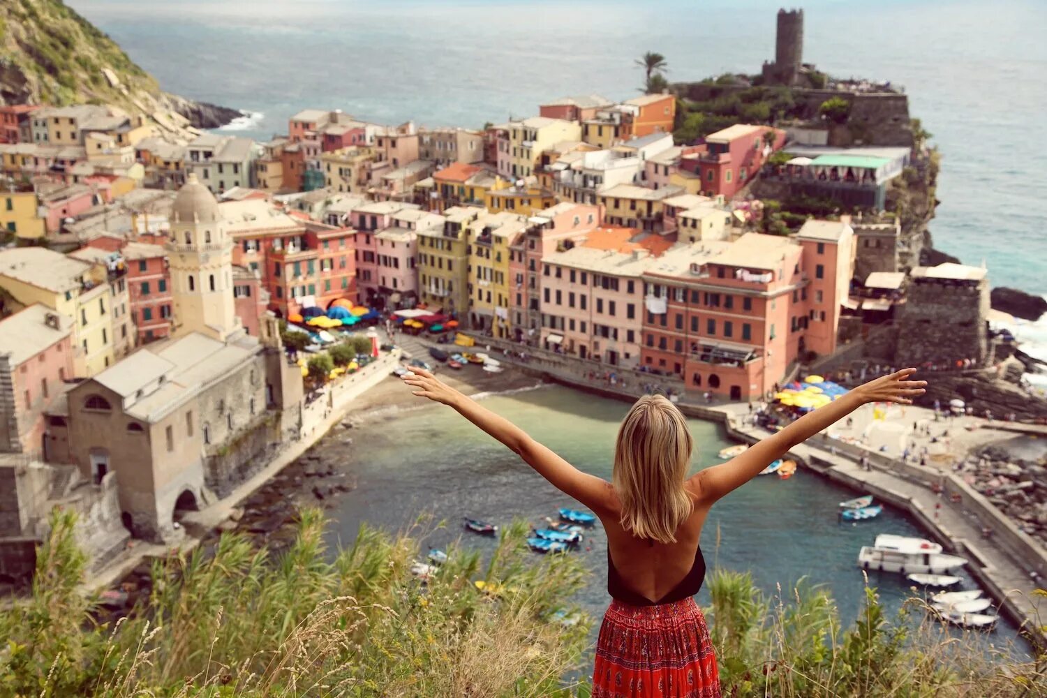 Путешествуйте вовремя. Италия красивые места. Красивые места для путешествий. Путешествия картинки. Девушка путешествует.