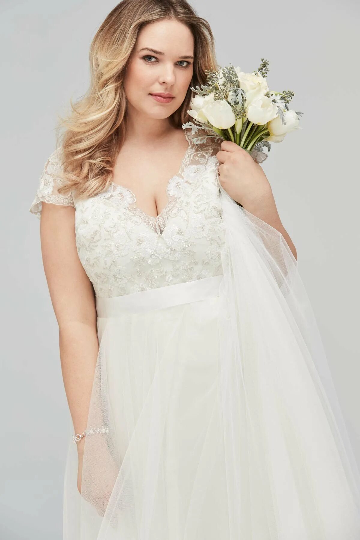 Свадебные платья для полных женщин. Свадебный образ невесты плюс сайз. Свадебные платья для полненьких девушек. Свадебные платья плюс сайз 2021. Свадебные платья для полных.