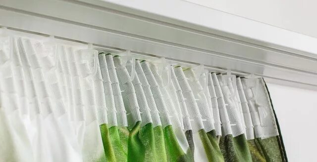 Как закрепить крючки на тюле. Крючки для штор. крючки для штор на потолочный карниз. вешаем шторы на потолочный карниз. тюль на крючках на потолочный карниз.