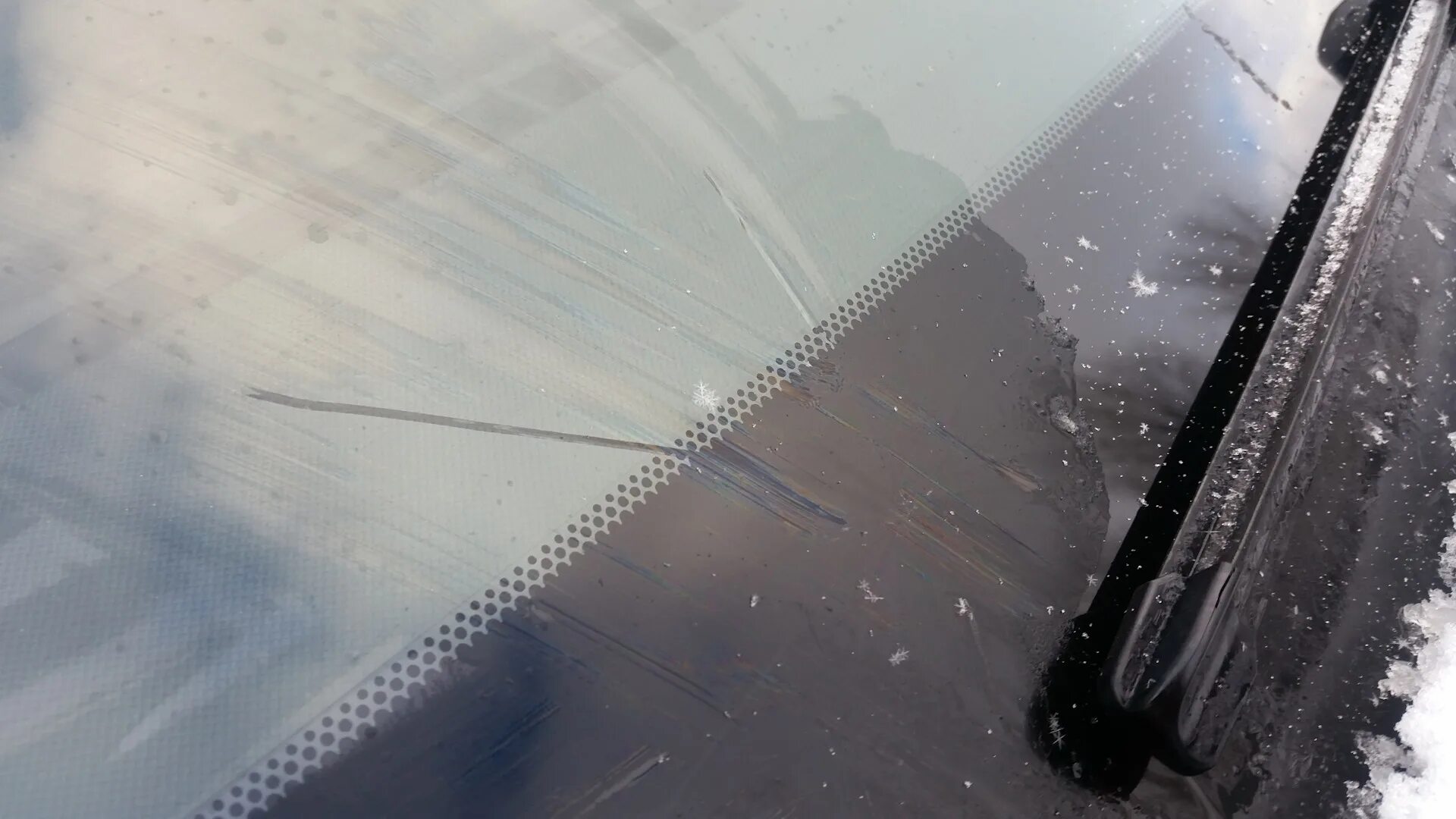 Трещина лобового Мазда 6. Сколы на лобовом стекле Mazda 6. Треснутое лобовое стекло. Трещина на стекле под дворниками.
