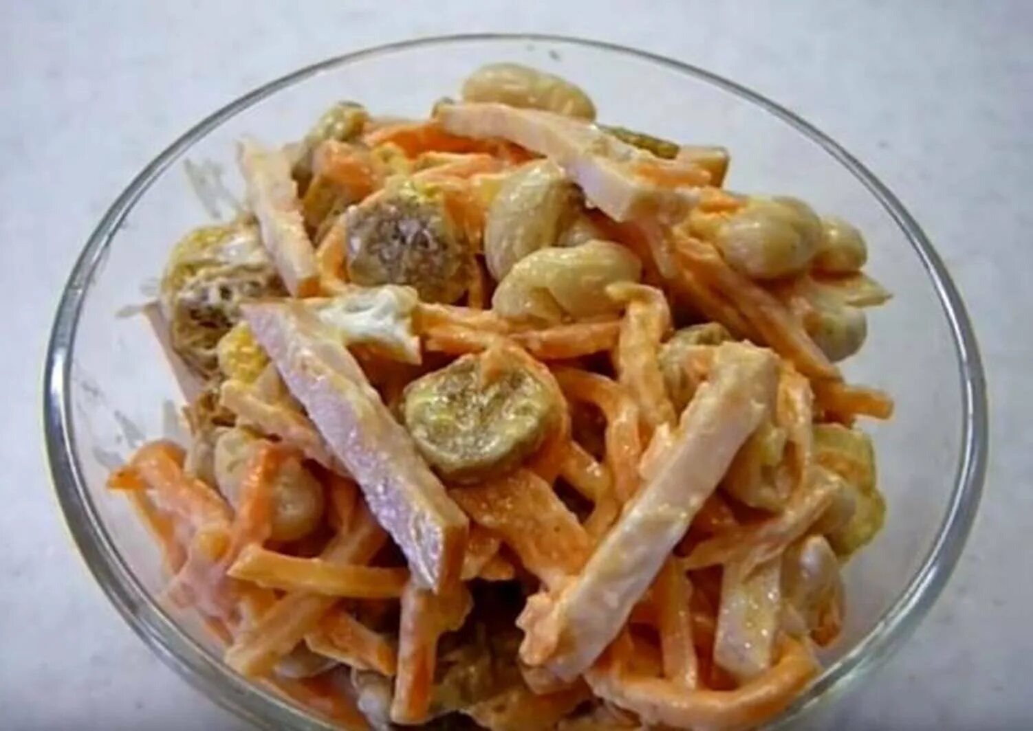 Салат с морковкой по корейски и сухариками. Обжорка с корейской морковкой и кукурузой. салат кукуруза фасоль сухарики корейская морковь. салат с фасолью и сухариками и морковью по-корейски. салат с кириешками и фасолью и корейской морковью.