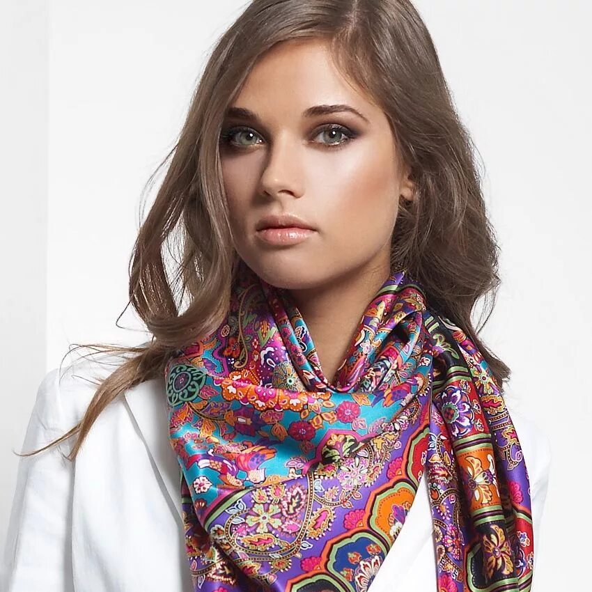 Russian look шарф russian look логотип. Шейный платок эрмес. Шарф на белом фоне. Платье и платок на шее. Женские модные платки.