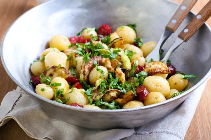 Картофельный салат с зеленью. Молодой картофель с зеленью. Как варить картошку для салата. Нарезанный картофель в воде. Вареная картошка.