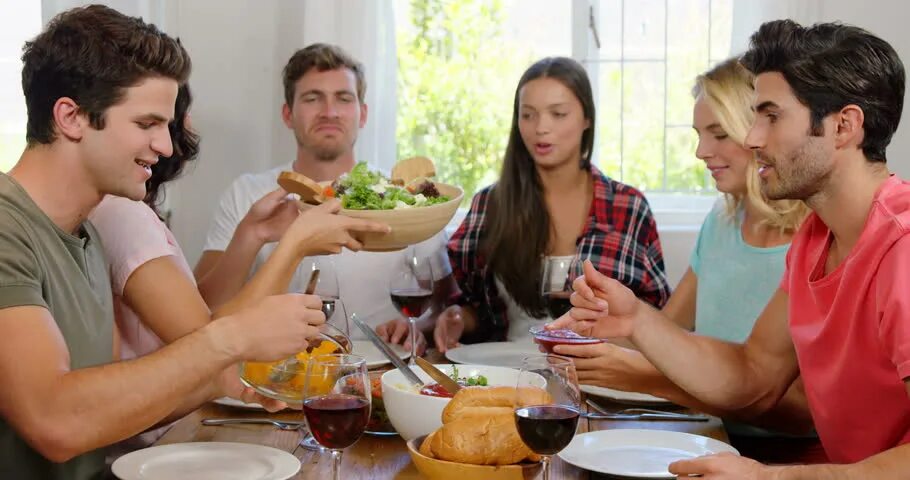 Wife together. Счастливые друзья. Обед с друзьями. Lunch with friends. Eat out with friends.