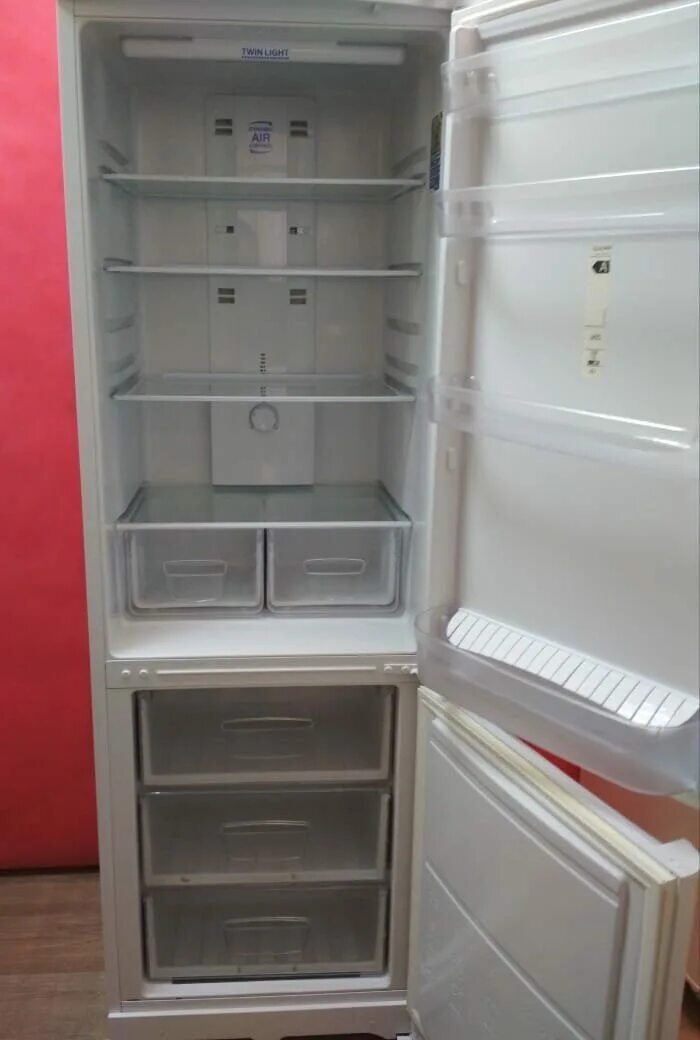 Холодильник индезит отзывы специалистов. Индезит холодильник в18 NF. Индезит холодильник комплектация 2005-.