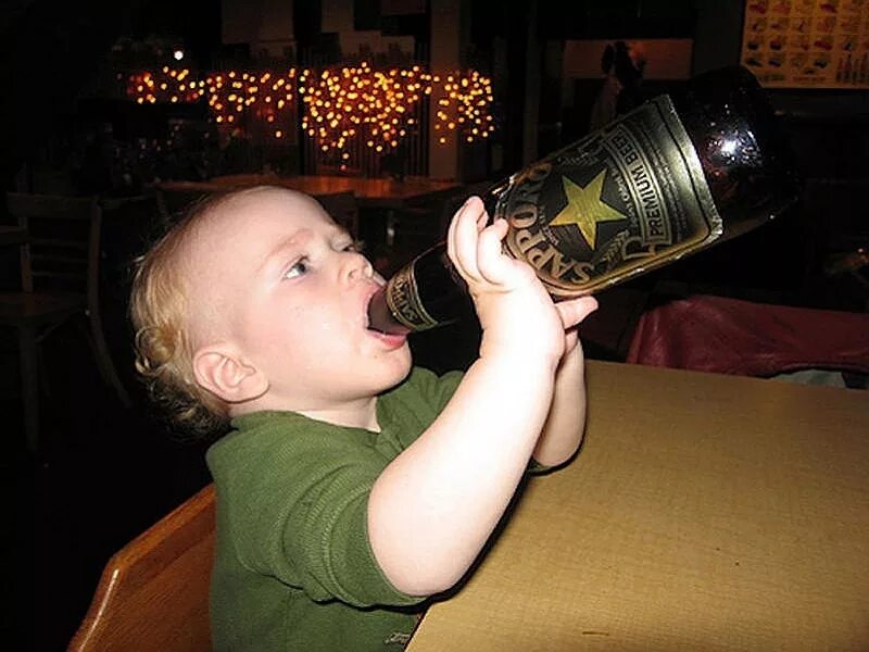 Пивные дети. Ребенок с пивом. Малыш пьет пиво. Мальчик с пивом.