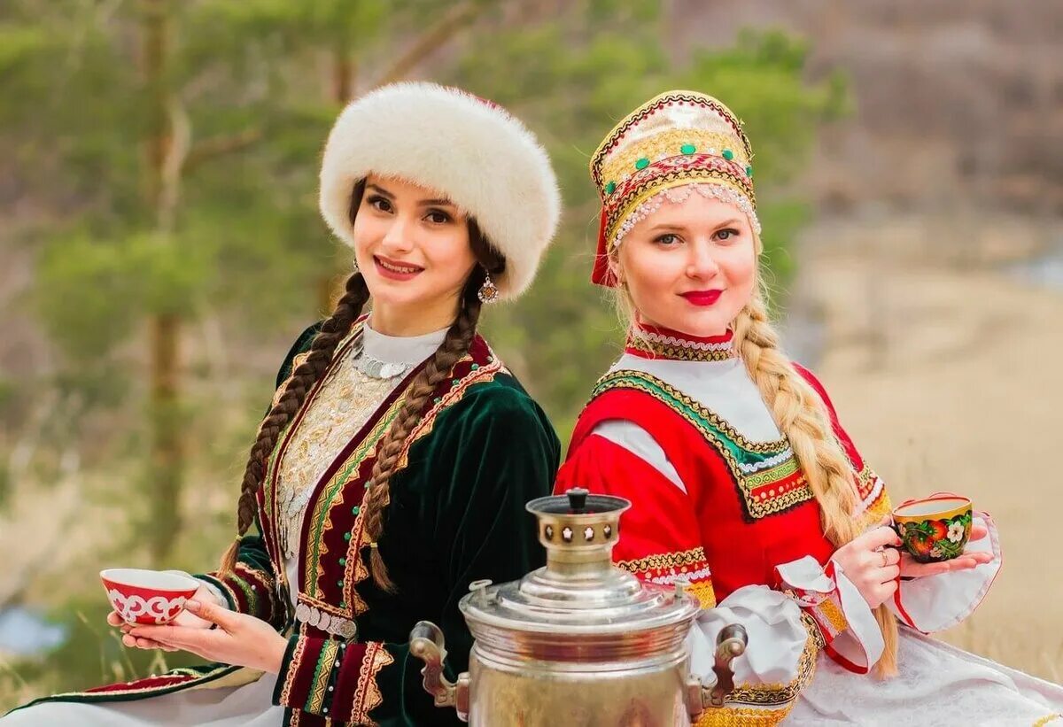 Татары и башкиры один народ. Нация башкирка башкиры. башкиры и русские. люди в национальных костюмах. национальные костюмы башкортостана.