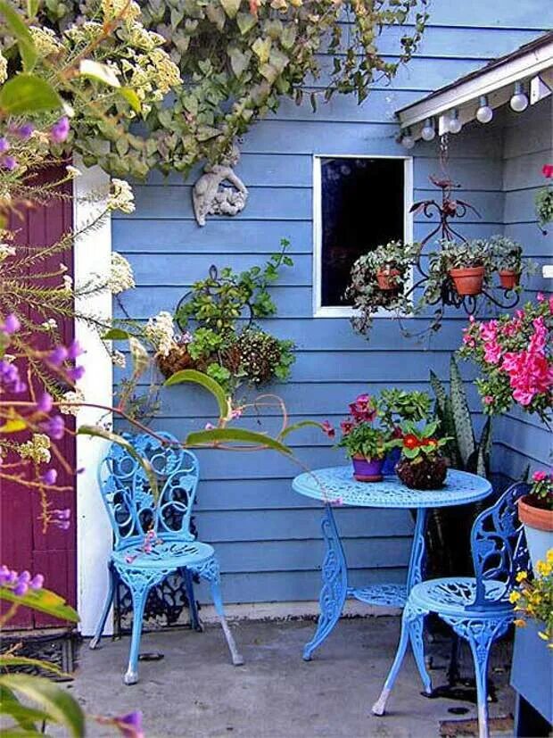Как оформить дом цветами. Декор для дачи. Декор для сада и огорода. Цветочный уголок на даче. Красивый декор на даче.