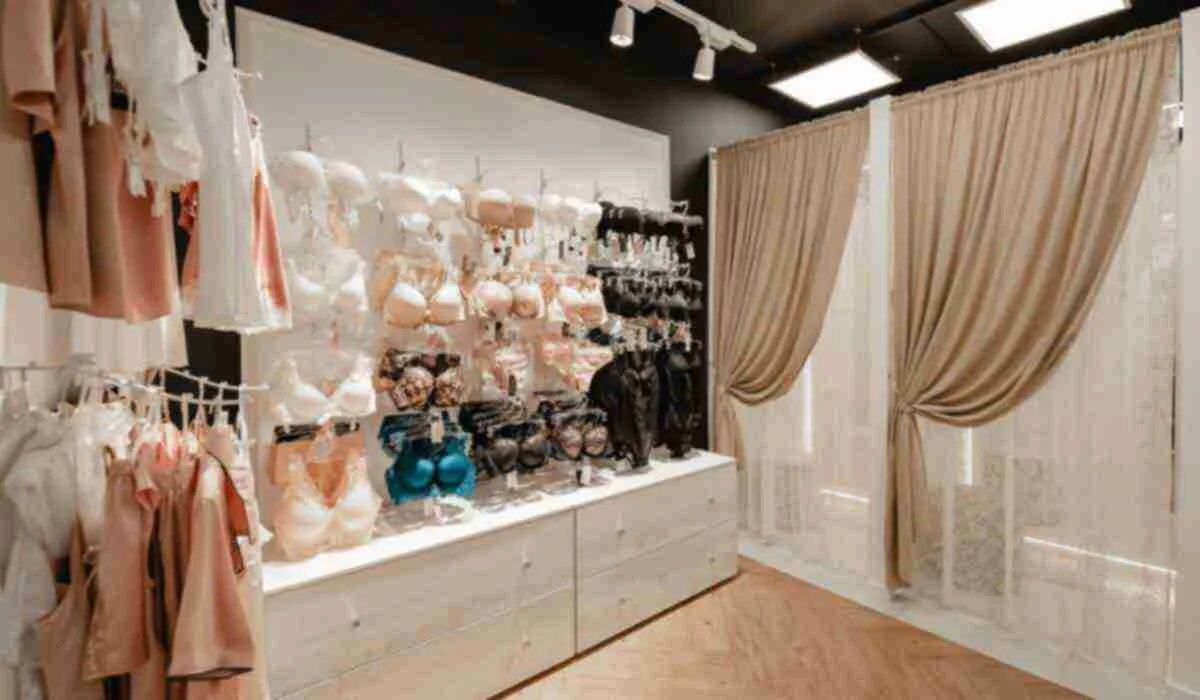 Недостатки шоу рум одежды. Showroom нижний. Интерьер бутика нижнего белья. Дизайн магазина женской одежды 20 кв. Showroom нижний.