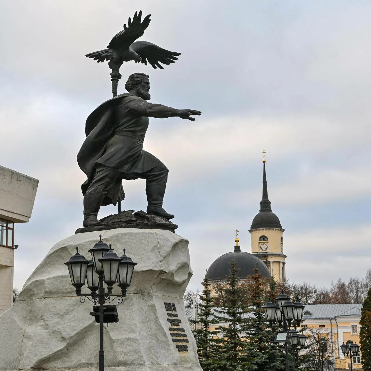 Памятник ивану 3. Памятник ивану третьему в калуге. иван третий калуга. иван 3 великий памятник.