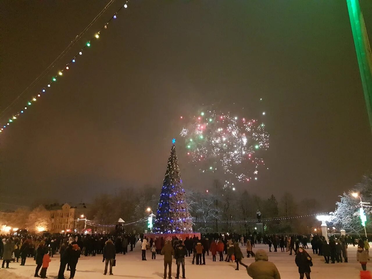 Новогодняя елка. Сугробы у воскресенского собора череповец. Новогодний череповец. Светящаяся аллея на тверской. Новогодний череповец.