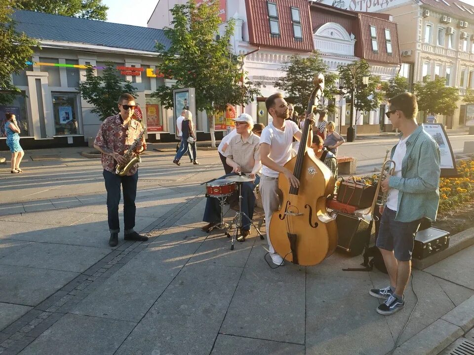 Уличные музыканты на набережной архангельск. Музыканты самары. Уличный музыкант самара. Музыканты самары. Группа музыкантов.