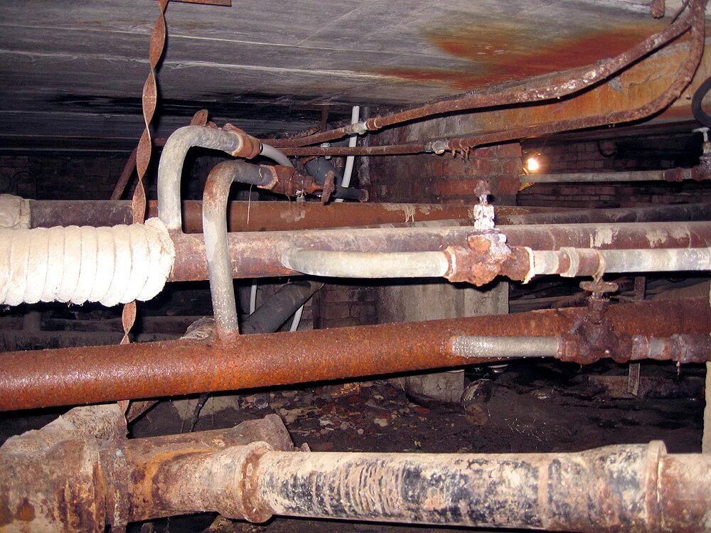 Замены отдельных элементов. Водопроводные трубы в подвале. Подвал с трубами. Старые водопроводные трубы. Ржавые трубы в подвале.