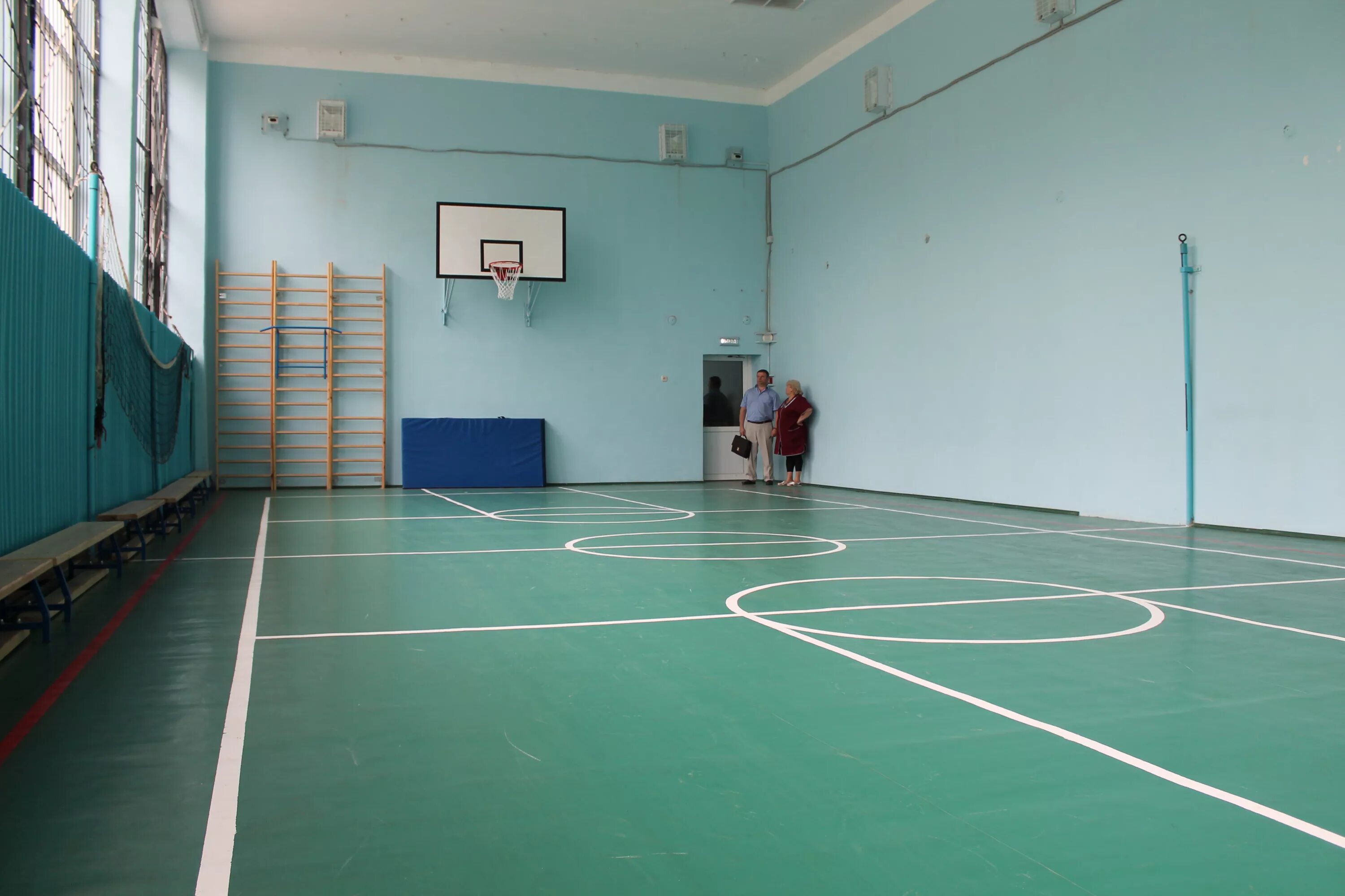 школа интернат спортзал. уборка спортивного зала в школе. школьный зал школы 129. школьный спортзал. гродно спортивные залы в средних школах.