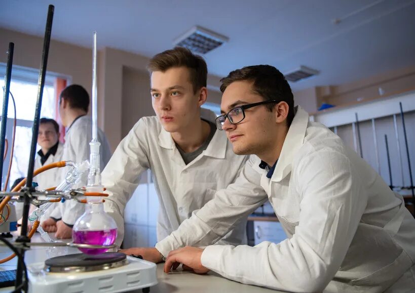 Молодые ученые россии. Российские ученые. Николай рзавич сфу. Молодые ученые. Ученый в лаборатории в полный рост.