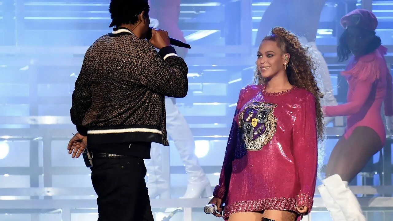 Бейонсе deja vu. Deja vu jay z. Deja vu gold fashion is одежда. Джей ло. Deja vu jay z.