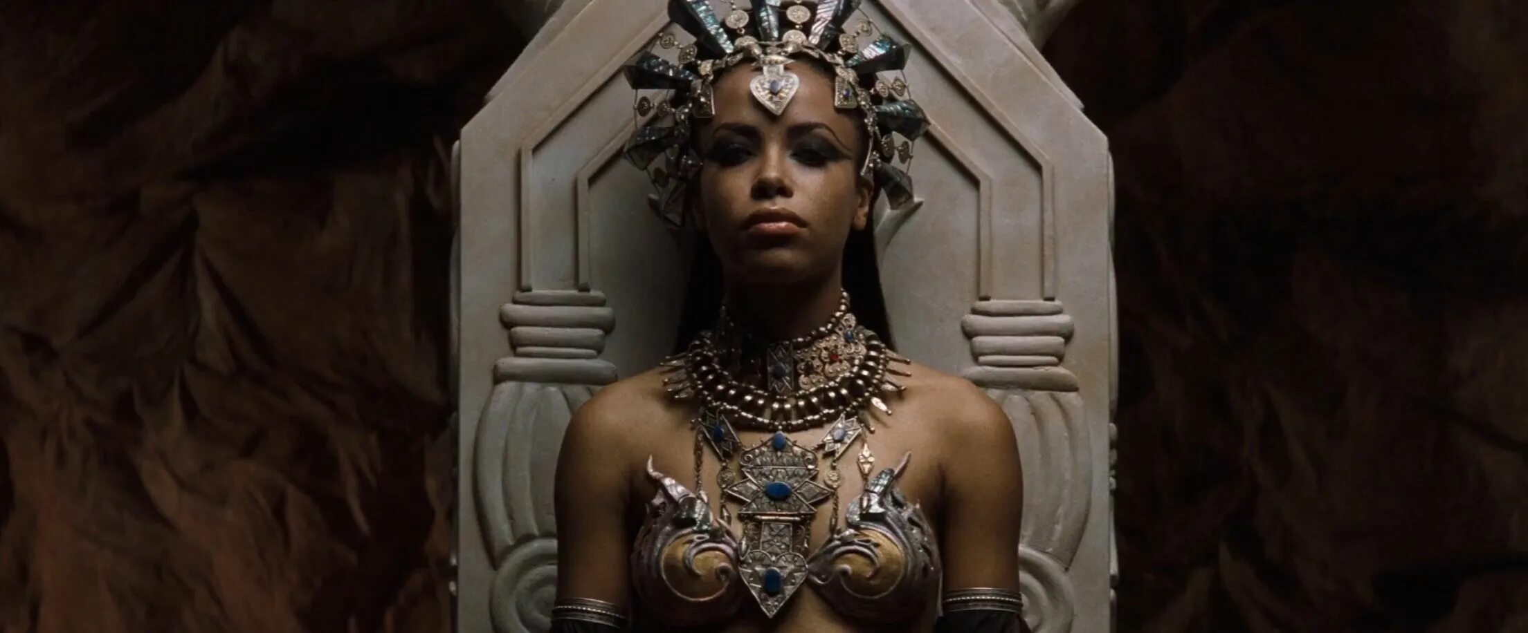 Королева проклятых саундтреки. Королева проклятых (2002) queen of the damned. королева проклятых фильм 2002 акаша. королева проклятых фильм 2002 лестат. клаудия блэк королева проклятых.